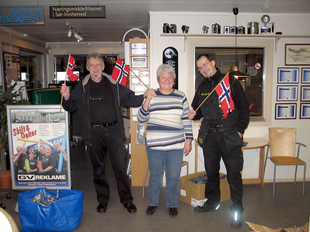 Gunnar, Anne-Mari og Ole Gunnar med norske flagg i 2005.