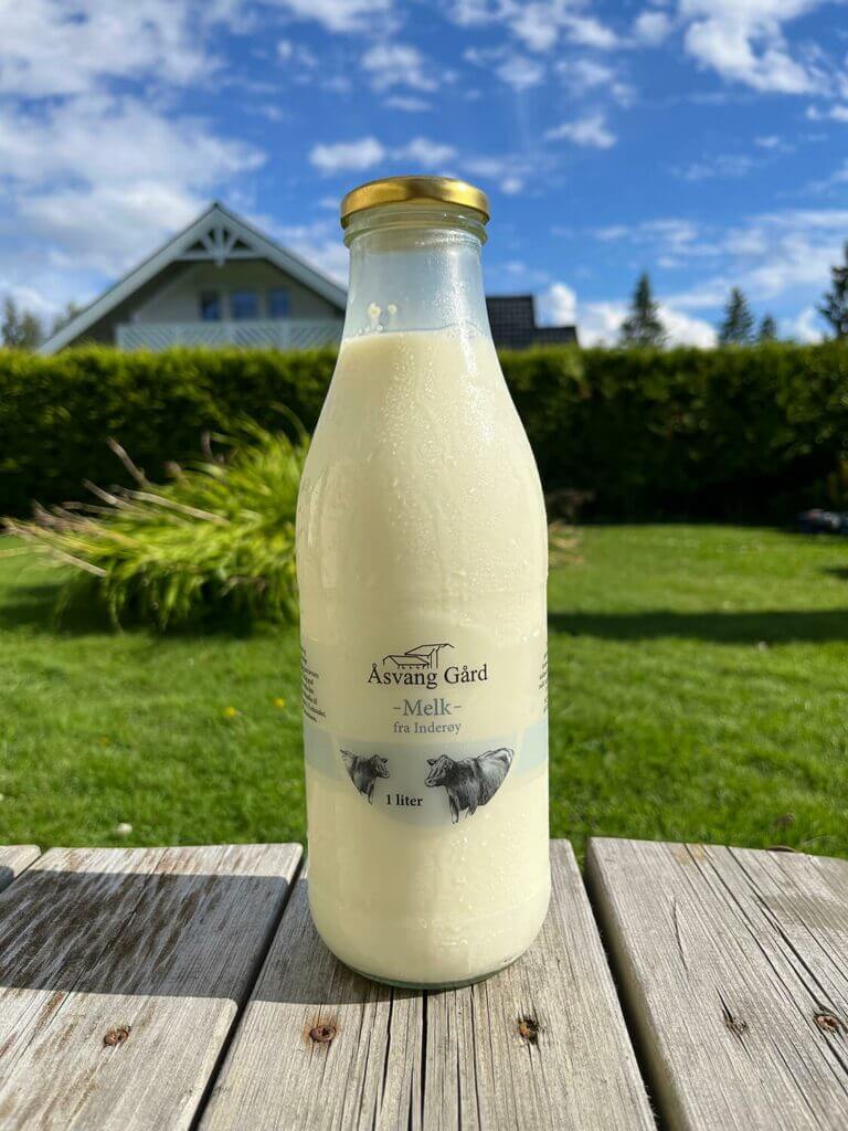 Etikett på glassflaske for melk.