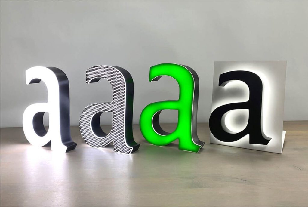 Eksempel av ulike skiltbokstaver med lys.
