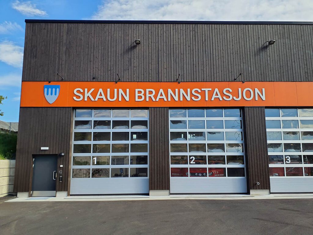 Fasadeskilt for Skaun Brannstasjon.