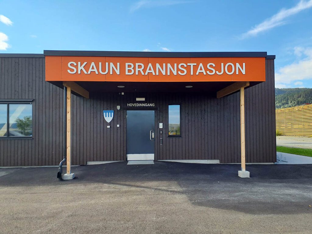 Fasadeskilt for Skaun Brannstasjon.