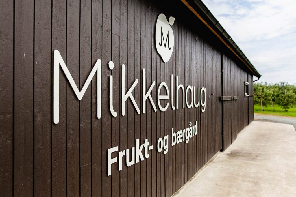 Stort fasadeskilt for Mikkelhaug.
