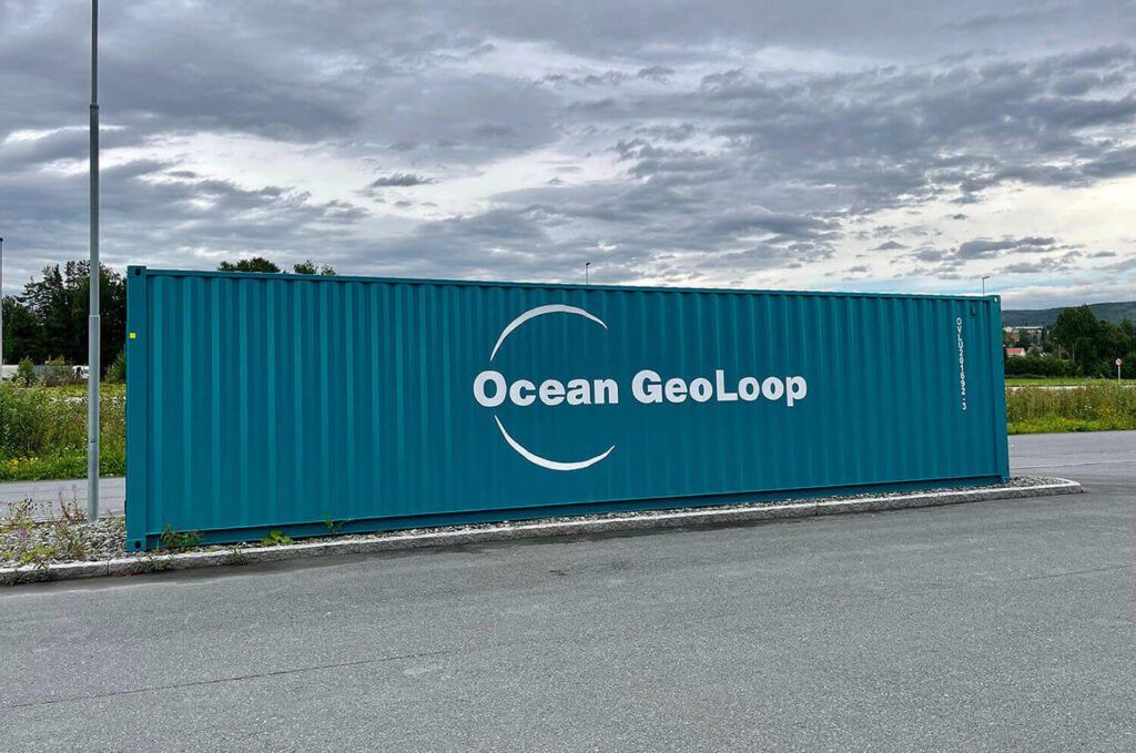Container dekorert med logo for Ocean GeoLoop.