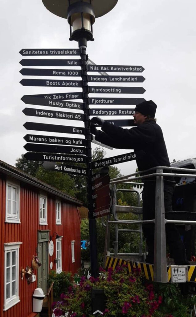 Monterting av kreativt skilt på Inderøy.
