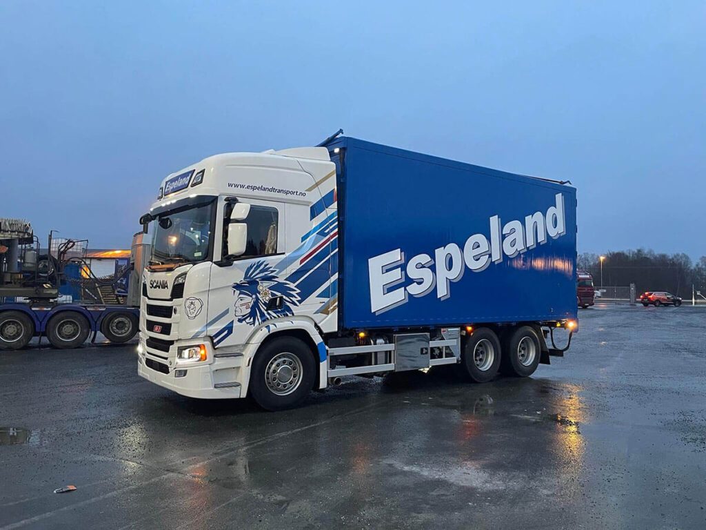 Hvit Scania foliert med logo for Espeland Transport.