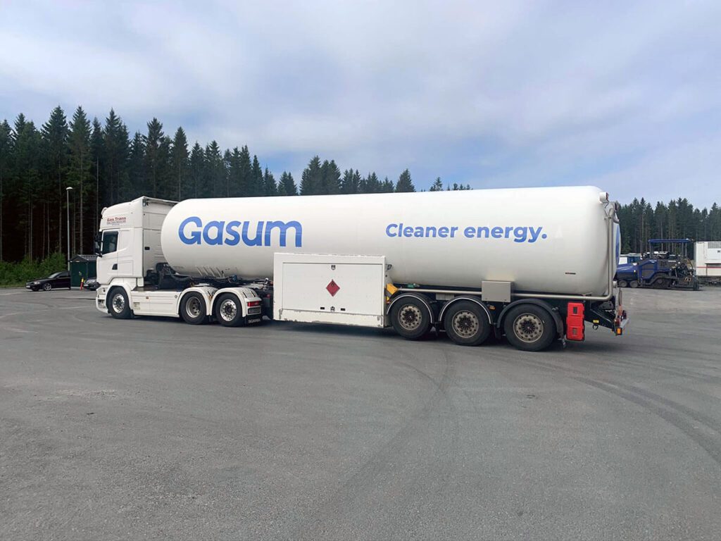 Hvit tankbil med tekst og logo for Gasum.