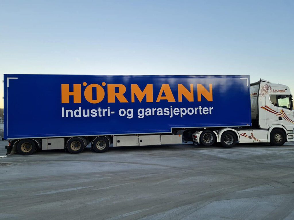 Blå semihenger med dekor for Hörmann Industri- og garasjeporter.