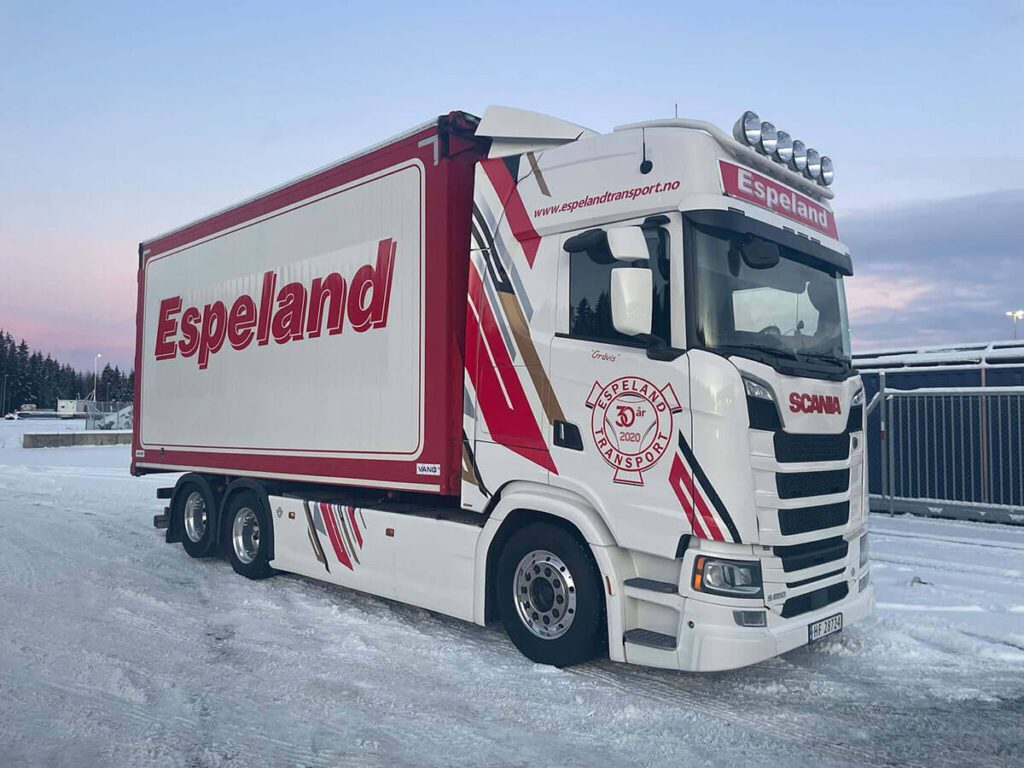 Hvit Scania med dekor for Espeland.