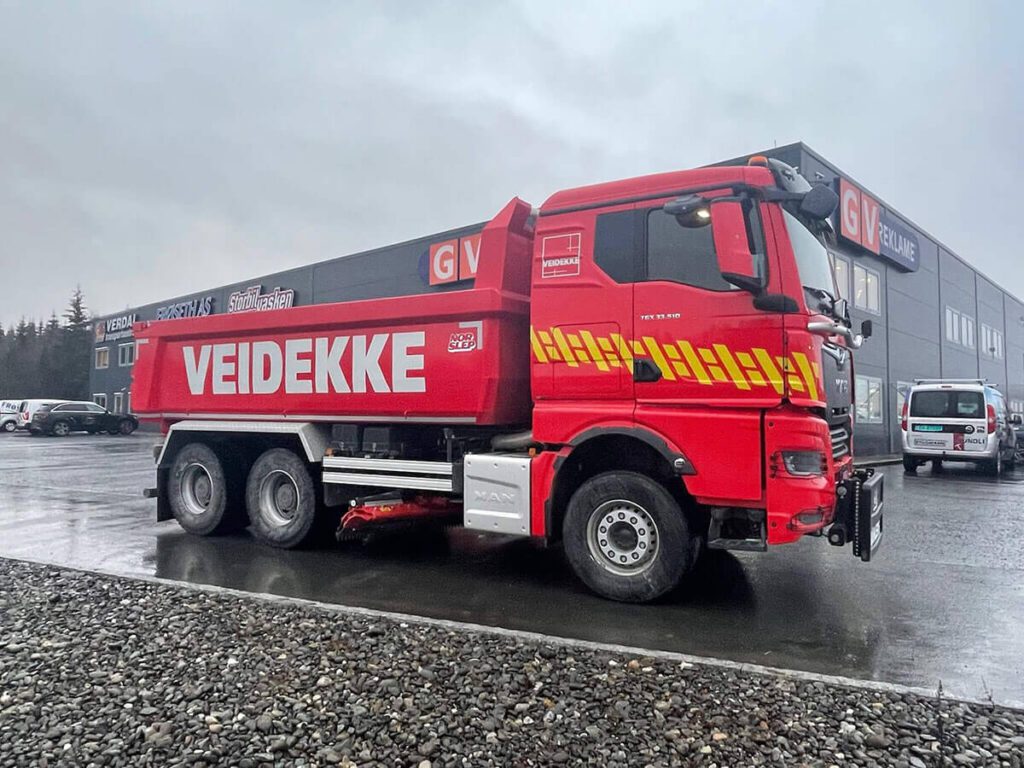 Rød Volvo med logo for Veidekke.