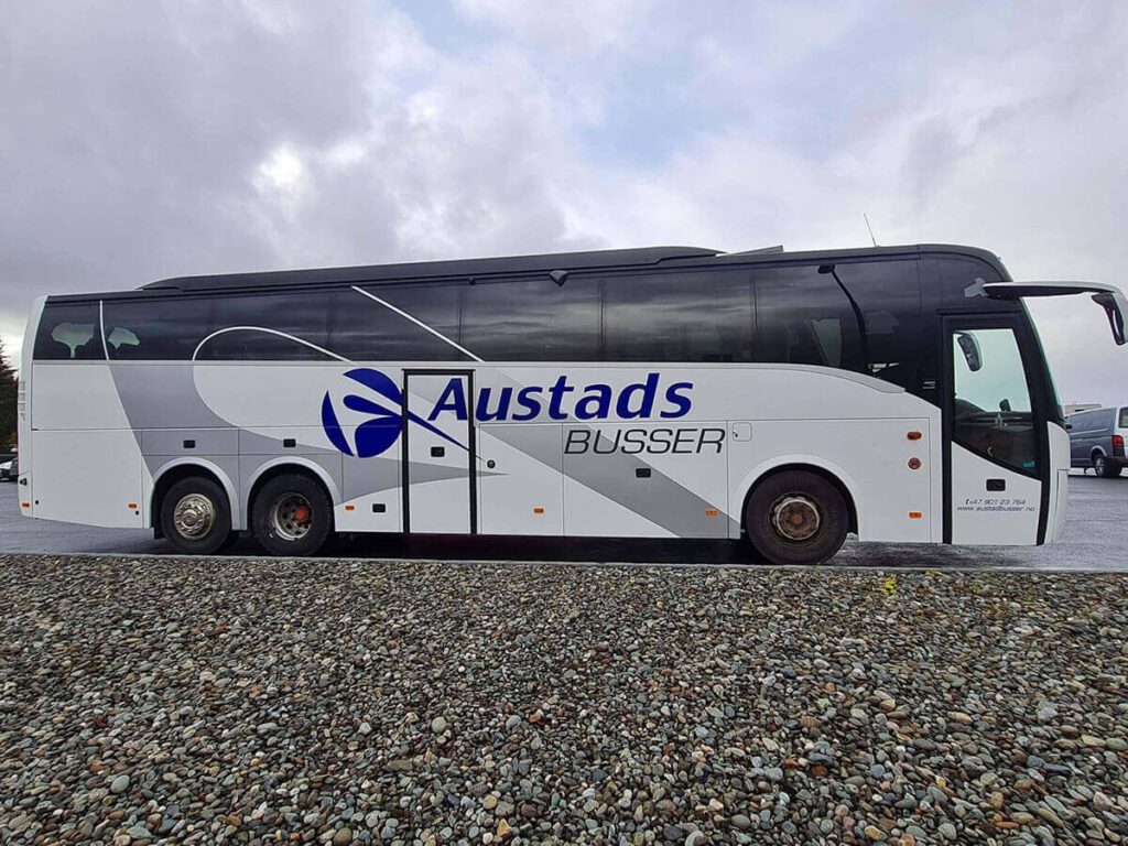 Hvit buss med dekor for Austads busser.