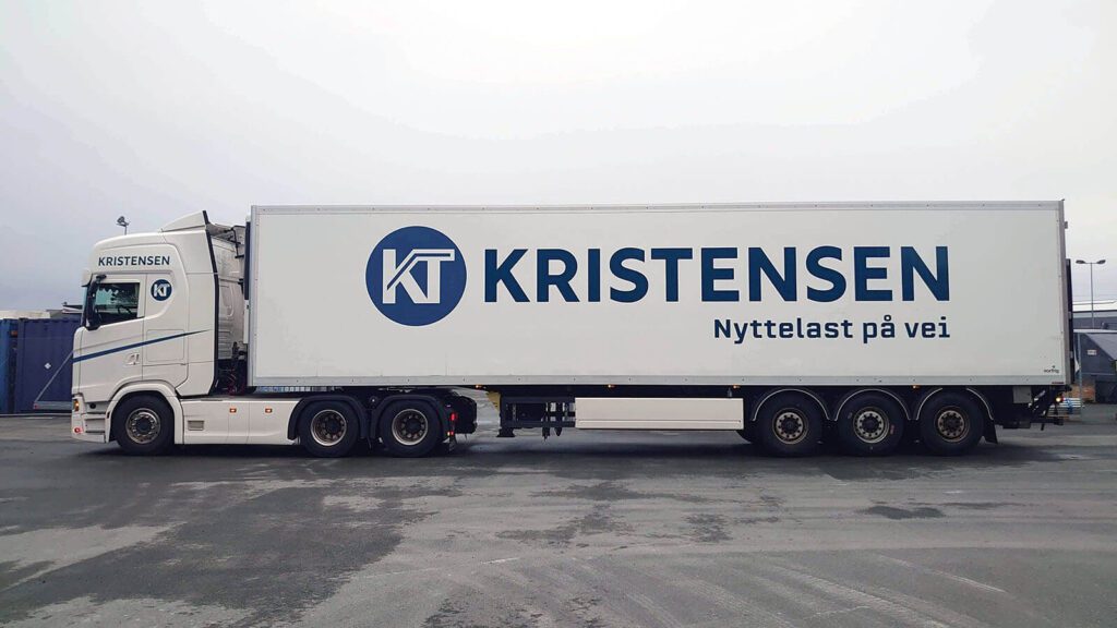 Hvit lastebil med dekor for Kristensen.
