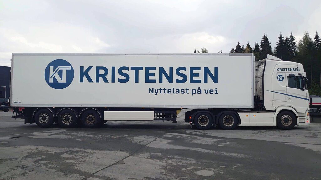 Hvit lastebil med dekor for Kristensen.