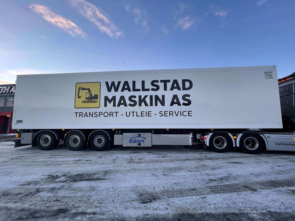 Hvit semihenger med stor logo for Wallstad Maskin AS.