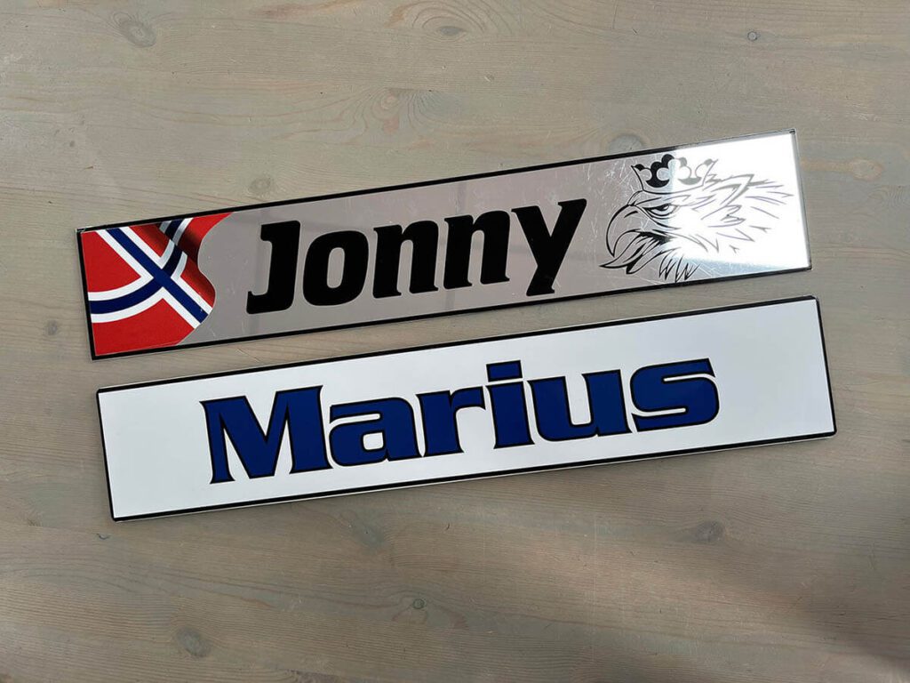 Navneskilt med navnene Jonny og Marius.
