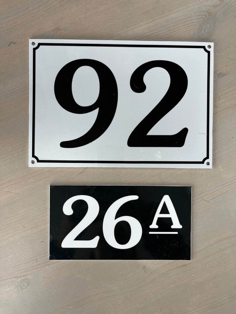 Husnummerskilt i to ulike format.