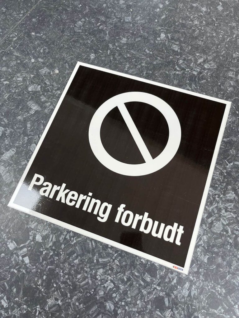 Plateskilt med Parkering Forbudt.