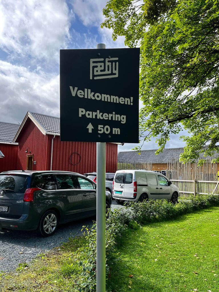 Velkomstskilt med parkering for Fæby.