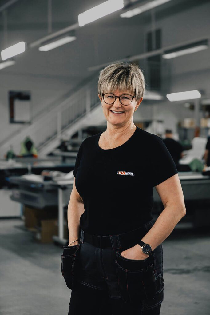 Ragnhild Karstensen som sitter i kundemottak.