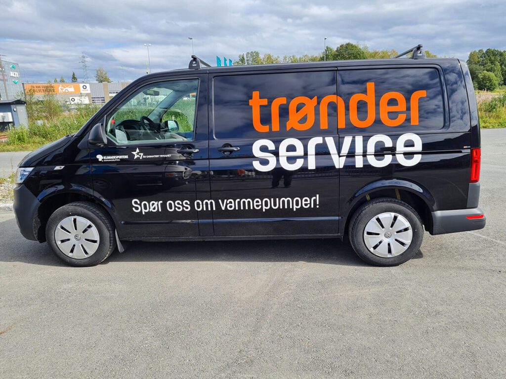 Svart bil med dekor for Trønder Service.