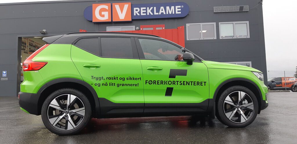 Svart bil nesten helfoliert i grønt for Førekortsenteret.