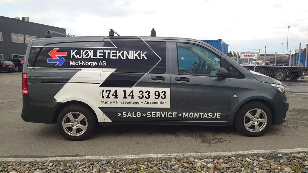 Mørk bil med reklame for Kjøleteknikk Midt-Norge AS.