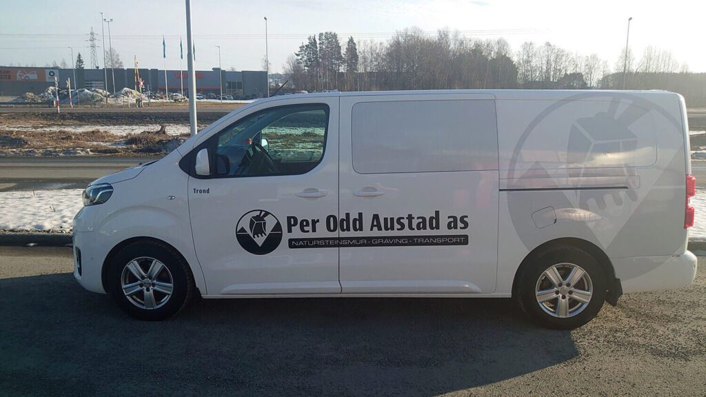 Hvit bil med logo for Per Odd Austad AS.