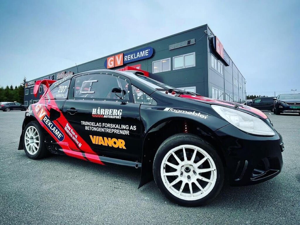 Bildekor på bilen til Hårberg Motorsport.