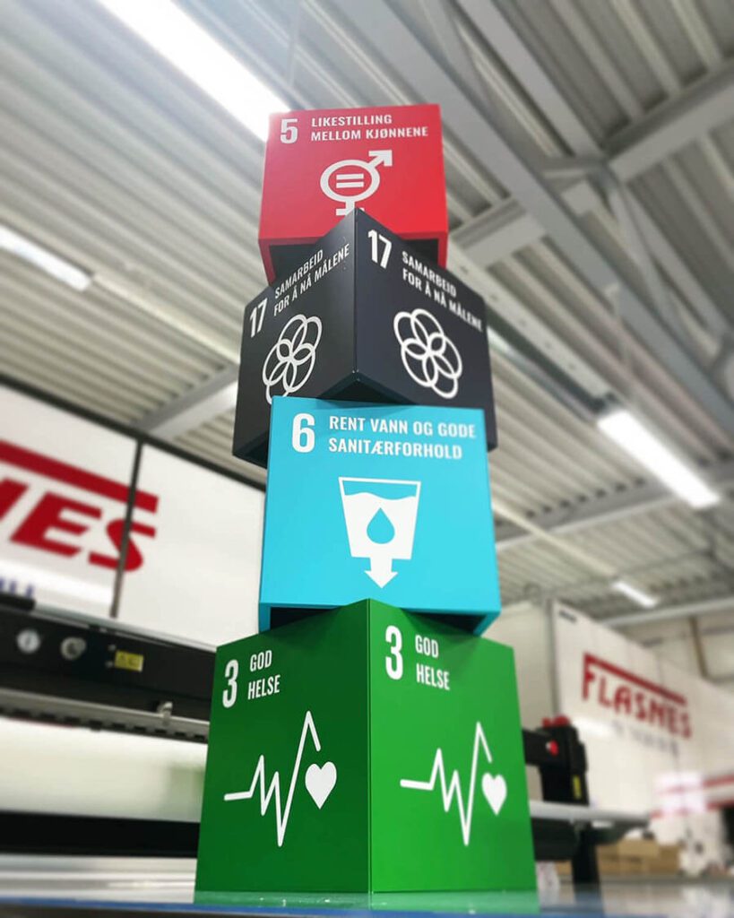 IKEA-kasser dekorert med FNs bærekraftsmål.