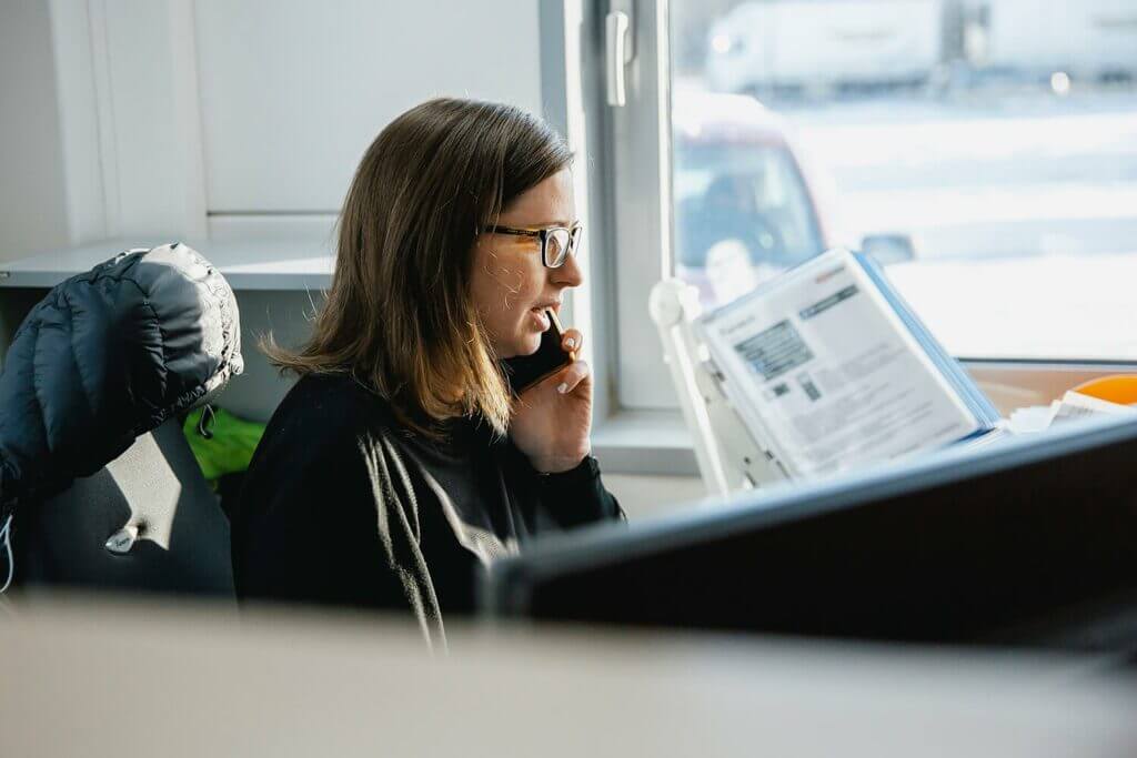 Mari Karoline på telefonen.