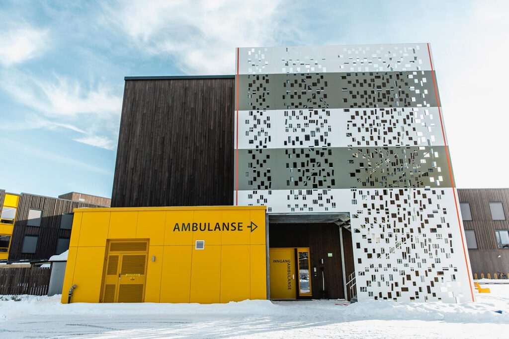 Foliemerking på vegg for ambulanser.