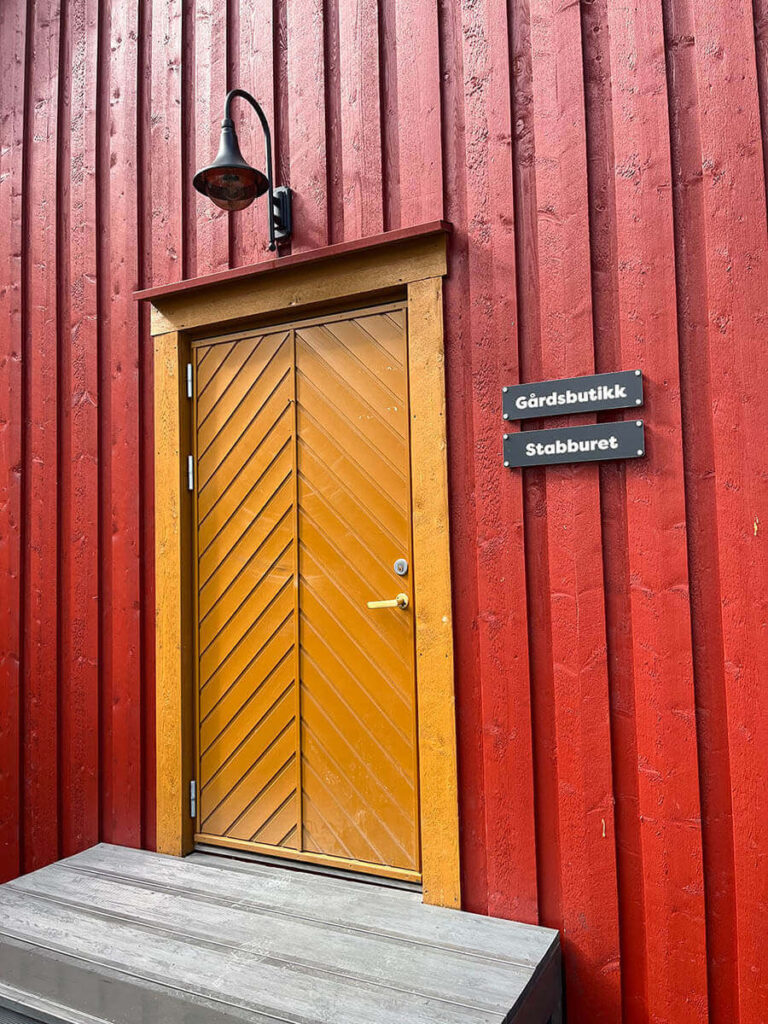 Små skilt for Gårdsbutikk og Stabburet.
