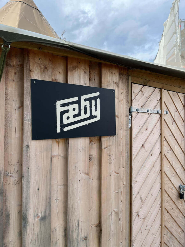 Utendørs velkomstskilt for Fæby.